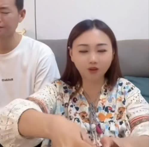夫妻两人在广东打工，月入一万左右，这样的工资并不高，还要养家。但是妻子每天都要吃