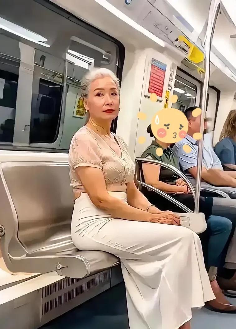 下班坐地铁回家，刚坐到位置上，不料，突然被对面的女士吸引，仔细一看，瞬间惊呆了。
