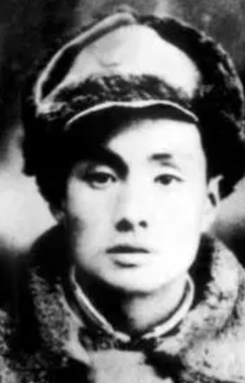 1943年，武工队长侦察敌情时，手枪突然从腰间滑落，还被伪军撞见，可他却不屑地说