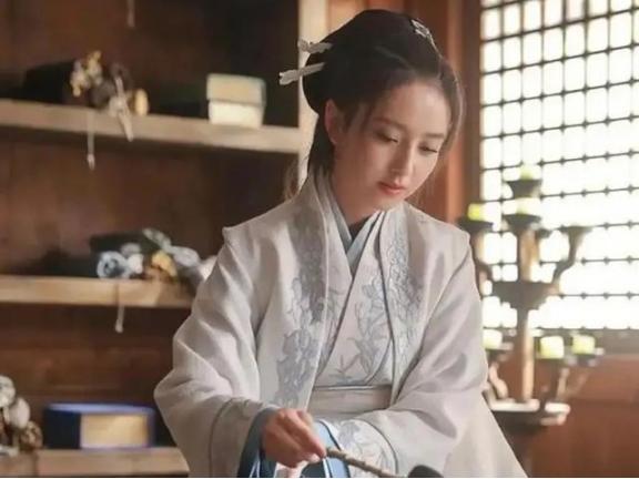 东晋末年，东晋第一才女谢道韫全家都被匪首孙恩杀害，她只能抱起小外孙，带上一群家丁