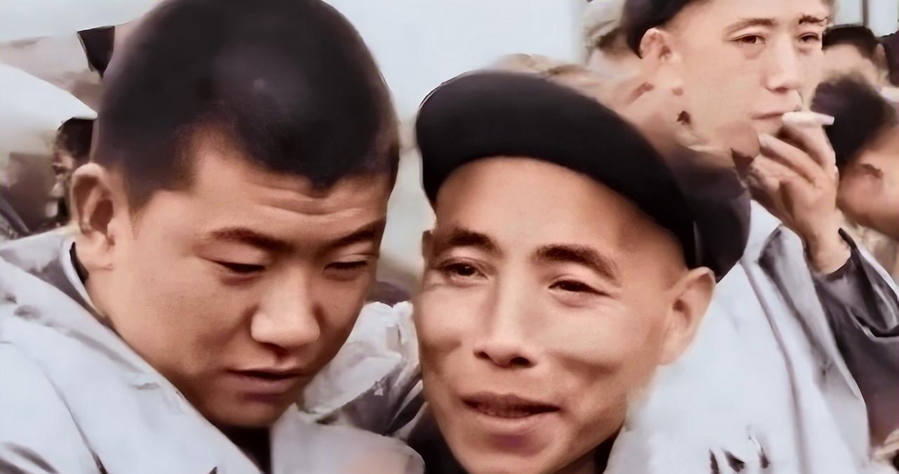 照片上的少年是被志愿军英雄罗盛教舍命救下的崔莹，而和他拥抱在一起的是罗盛教的父亲