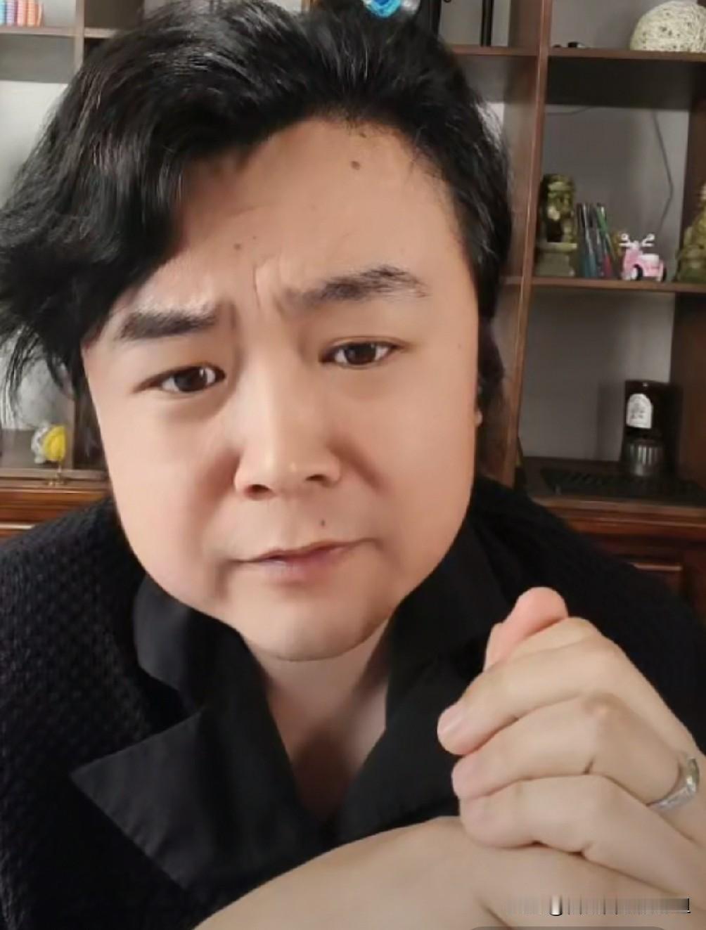 有业内导演评价陈都灵的《翘楚》，像短剧一样没内涵，男女主演技一样的差。陈都灵