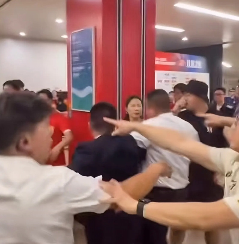 浙江方兴渡球迷赛后闹事打人，警方连夜处置至凌晨时分。5月17日晚，CBA总决
