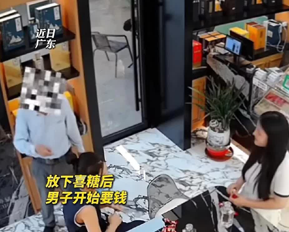 新骗局+道德绑架！近日，广东不少市民反应遇到一位手提一桶糖的男子，男子挨个推开商