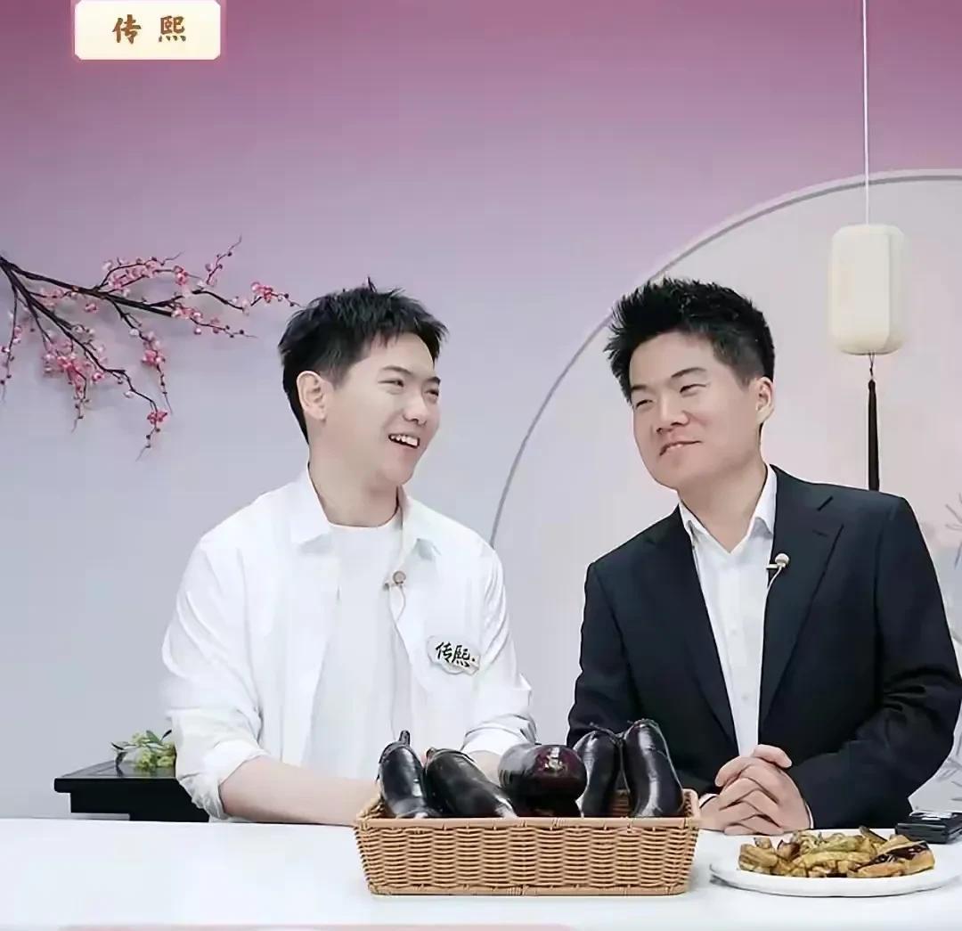 大家都听到了吗？董老师送完作家格非返回直播间又说了3件大事。1、抖音新账号“兰