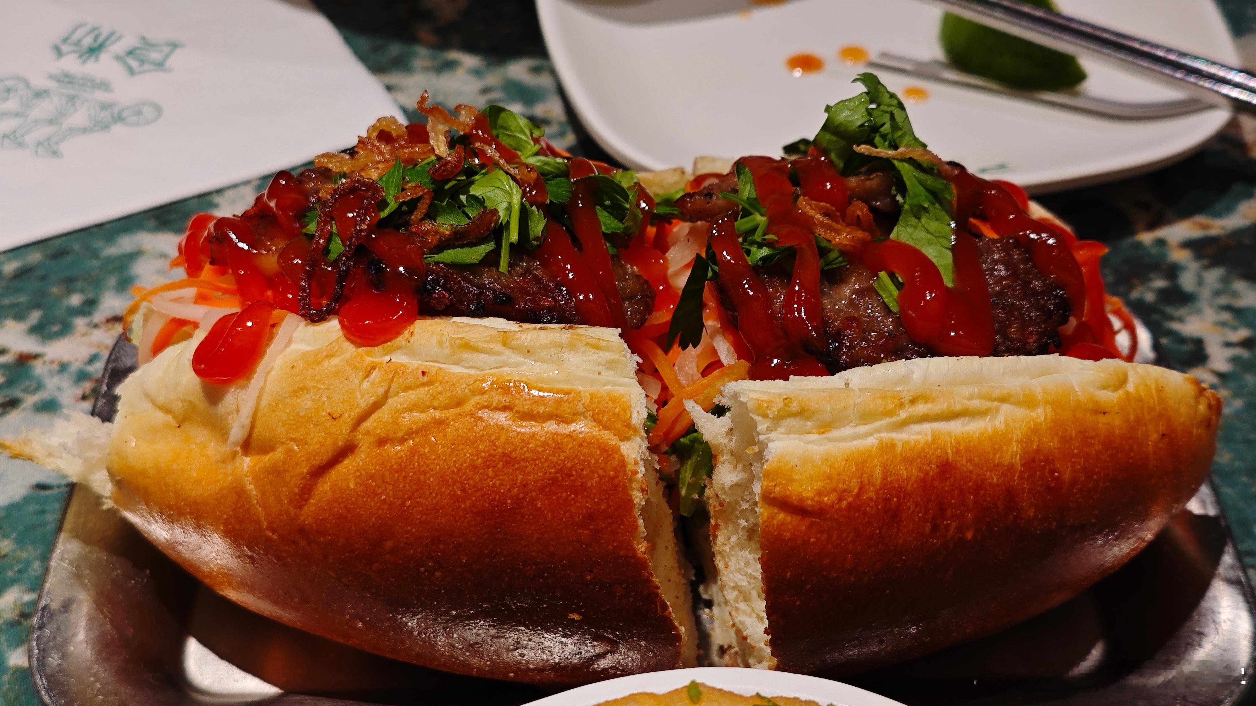 这是一家对一人食很友好的餐厅，上餐速度快而且量大，环境很好。