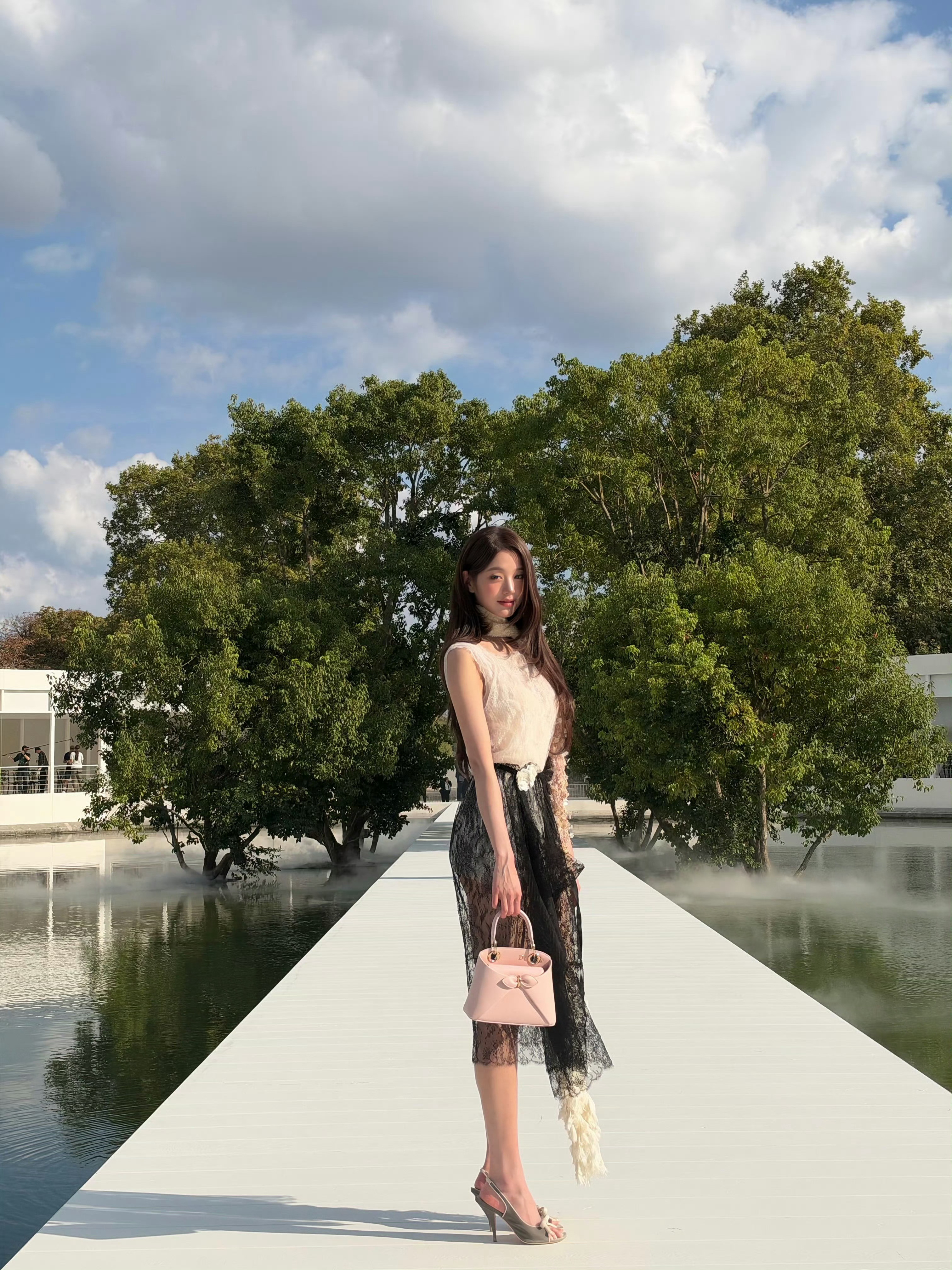 张元英ins更新Dior巴黎时装周​