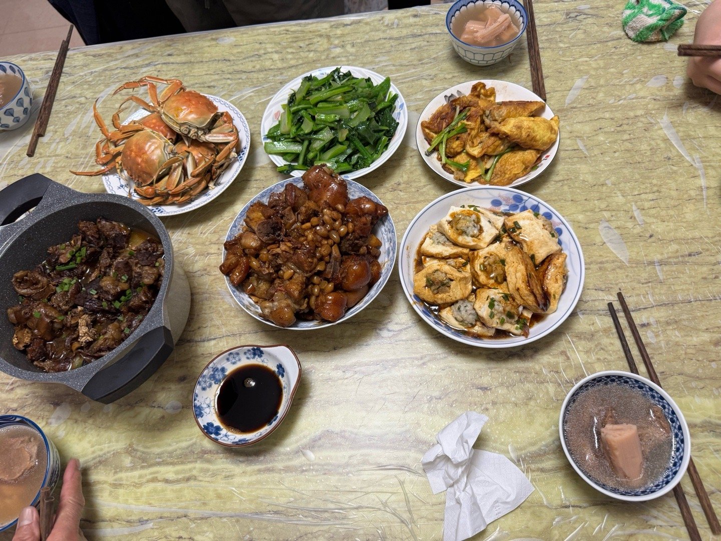 时隔两个多月，终于又吃上我妈的饭。我妈也是生怕我减肥成功，又是牛腩又是猪脚还有螃