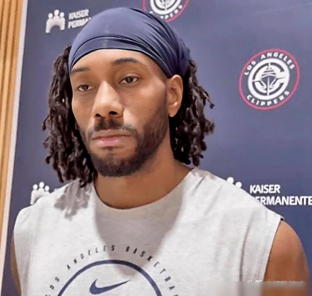 小卡终于为保罗发声了！小卡在今日接受了采访，谈到快船与保罗分道扬镳时说道：“