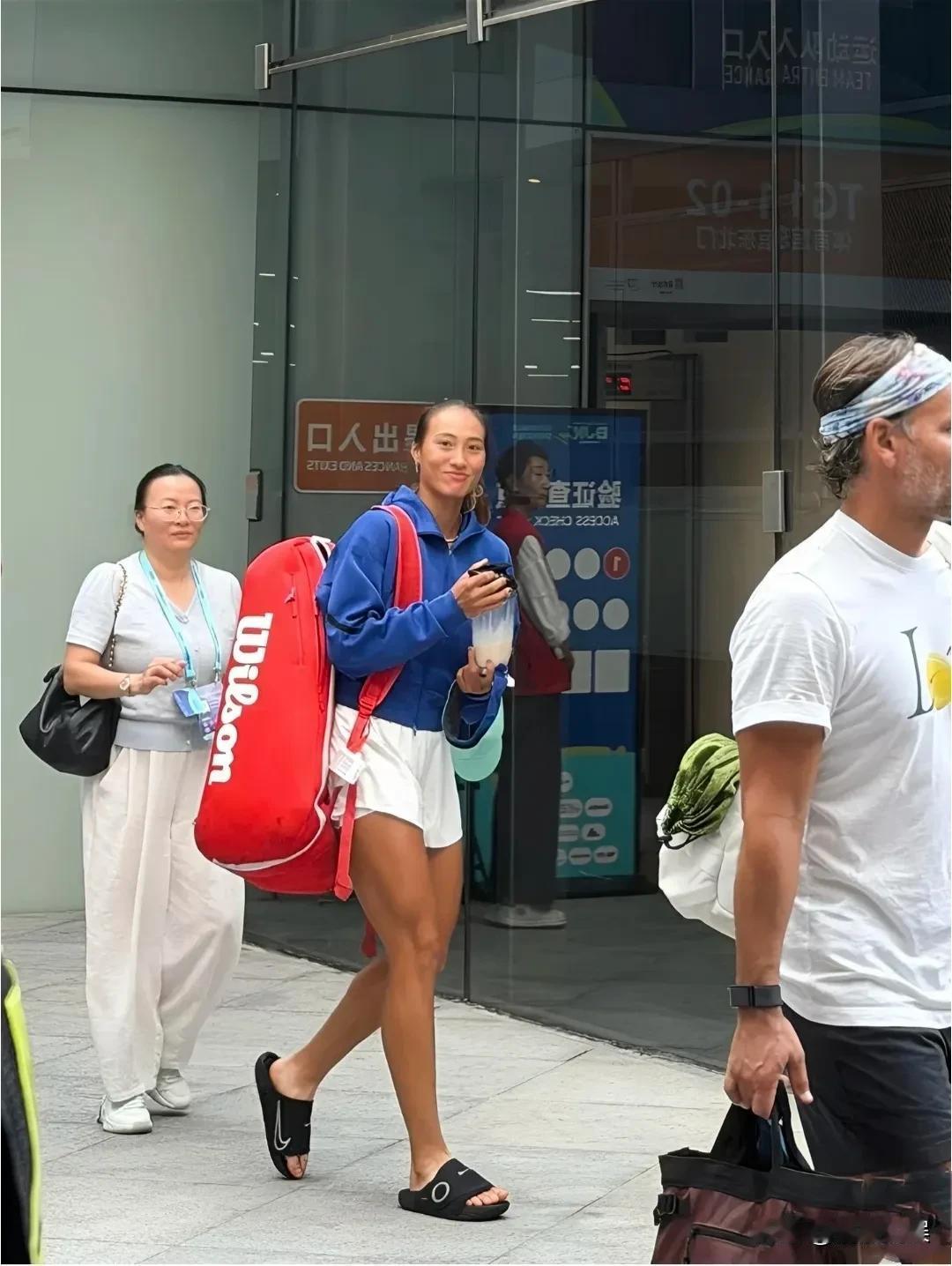 郑钦文现身深圳春茧训练，妈妈亲自陪同，她的成功，真离不开父母的全力支持啊！穿着