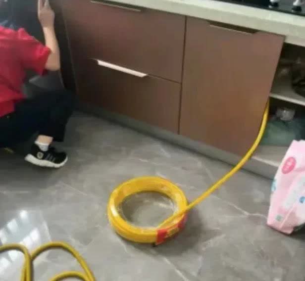 江苏，一名女子的家里来了燃气公司来检查，他们检查后，说女子家里的燃气管道需要更换