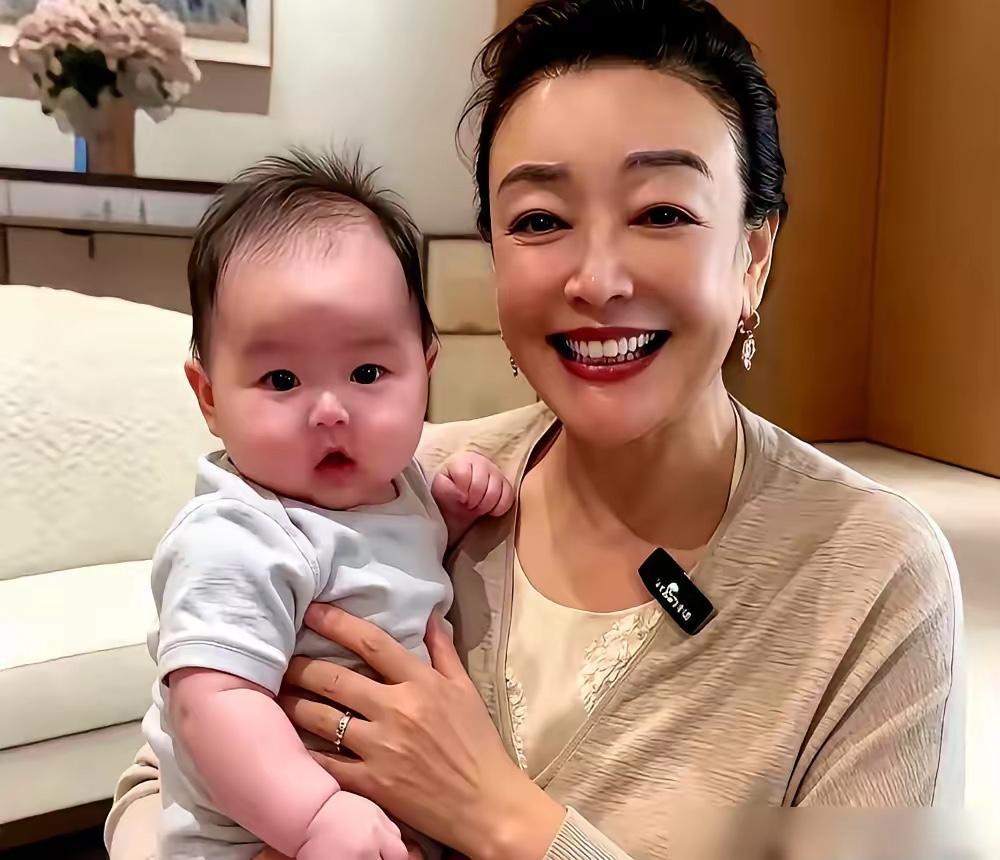 斗了这么多年，张兰终于对大S的女儿小玥儿死心了。以前在直播间，她心疼孙女焦虑到抓烂全身，好不容易争取
