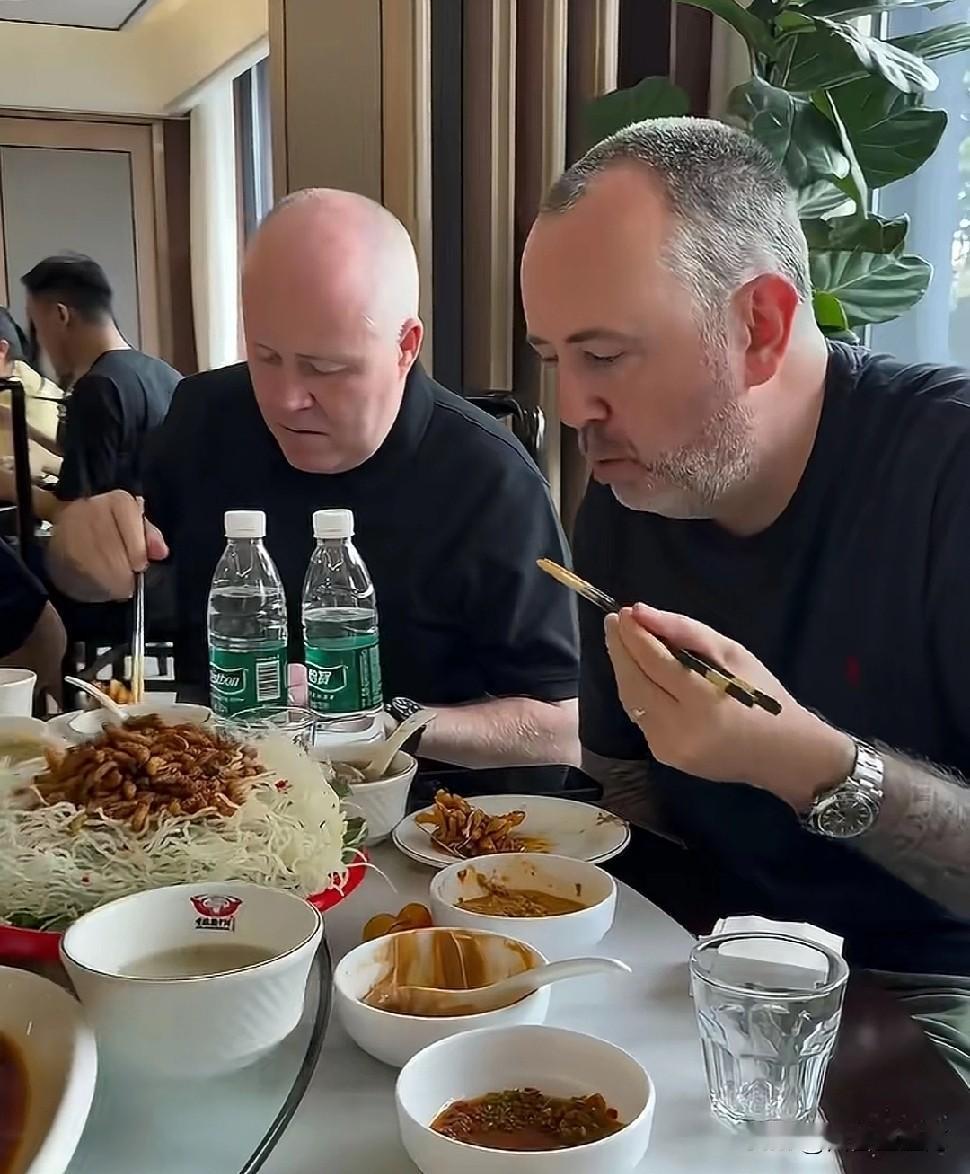 斯诺克75三杰都喜欢吃中餐，而且筷子用的都挺溜。看看希金斯和马克威廉姆斯一起吃中