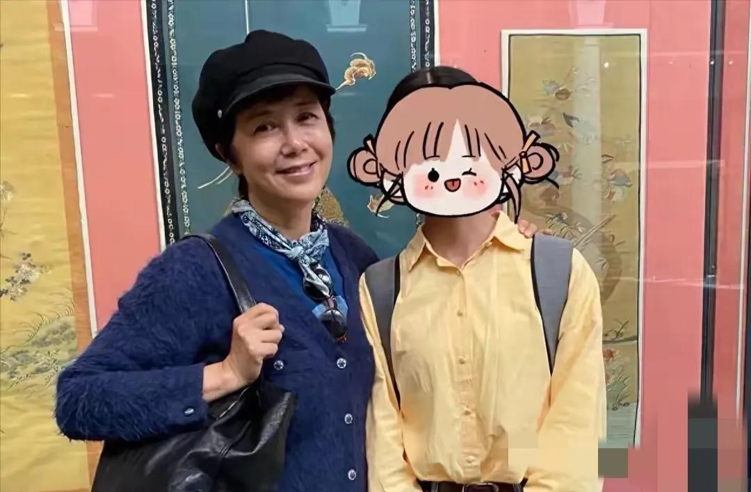 她居然一直定居英国吗？难怪最近拍戏都那么放得开，都是和小鲜肉帅哥演cp，毕竟国外