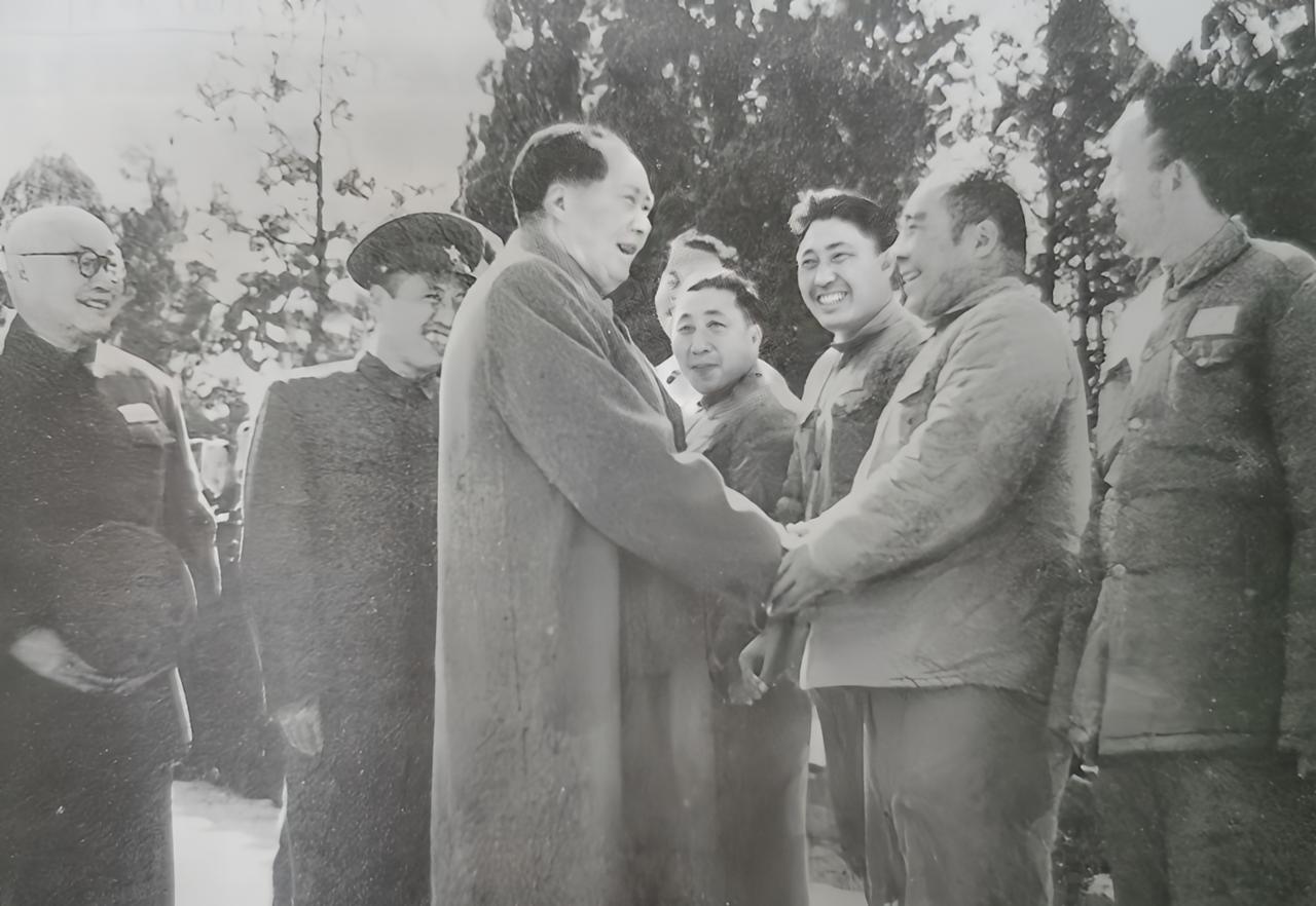 刘伯承正为南京军事学院师资严重短缺发愁。其实他早就多次向中央军委打报告请求解决，