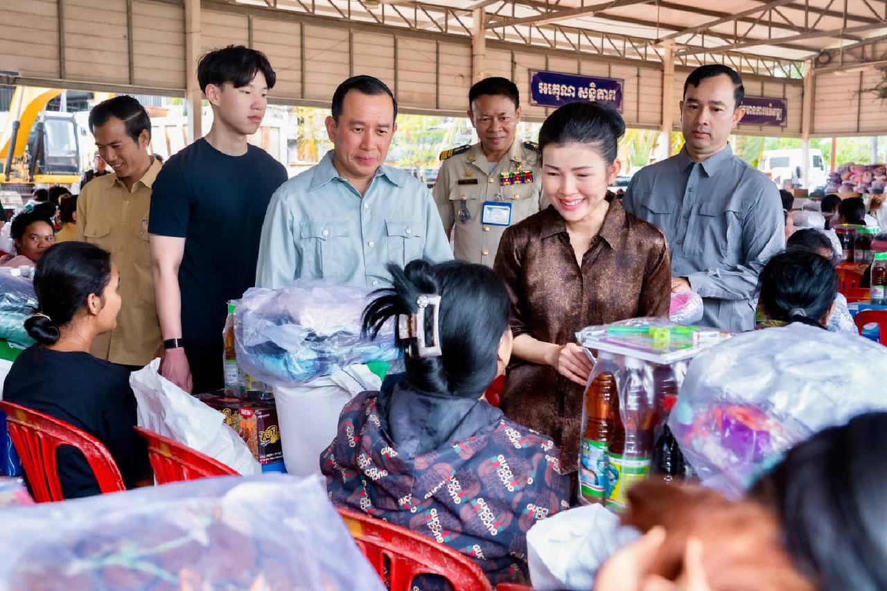 洪玛奈夫妇真慷慨！不仅向流离失所的家庭捐赠了3吨大米、300箱纯净水、200箱牛