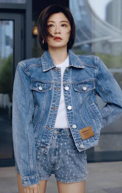 贾静雯留气质短发身穿牛仔外套搭配短裤，别说还挺时尚潮流