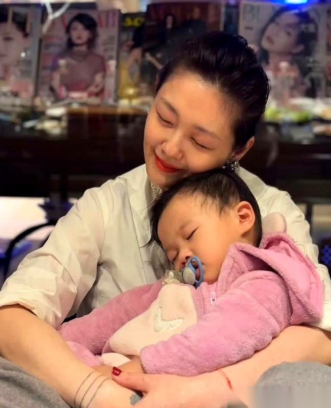 大S自从跟韩国欧巴闪婚，网上这口“自私、不管孩子”的黑锅，算是牢牢扣在了她头上。翻开评论区，到处都在