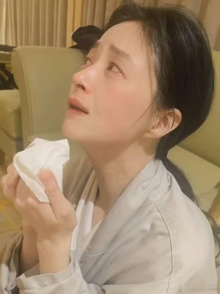 蒋欣哭了减肥困难户都懂，每天都在管住嘴和迈开腿里痛苦挣扎，娘娘已经很美了[哭哭]