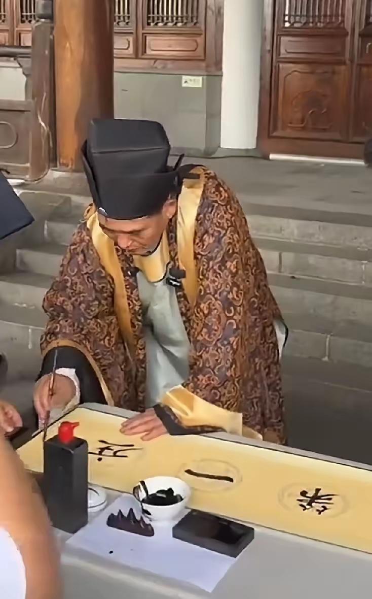 台儿庄景区请朱之文题字，这事儿我觉得有些草率。朱之文作为一个群众喜欢的农民歌手，