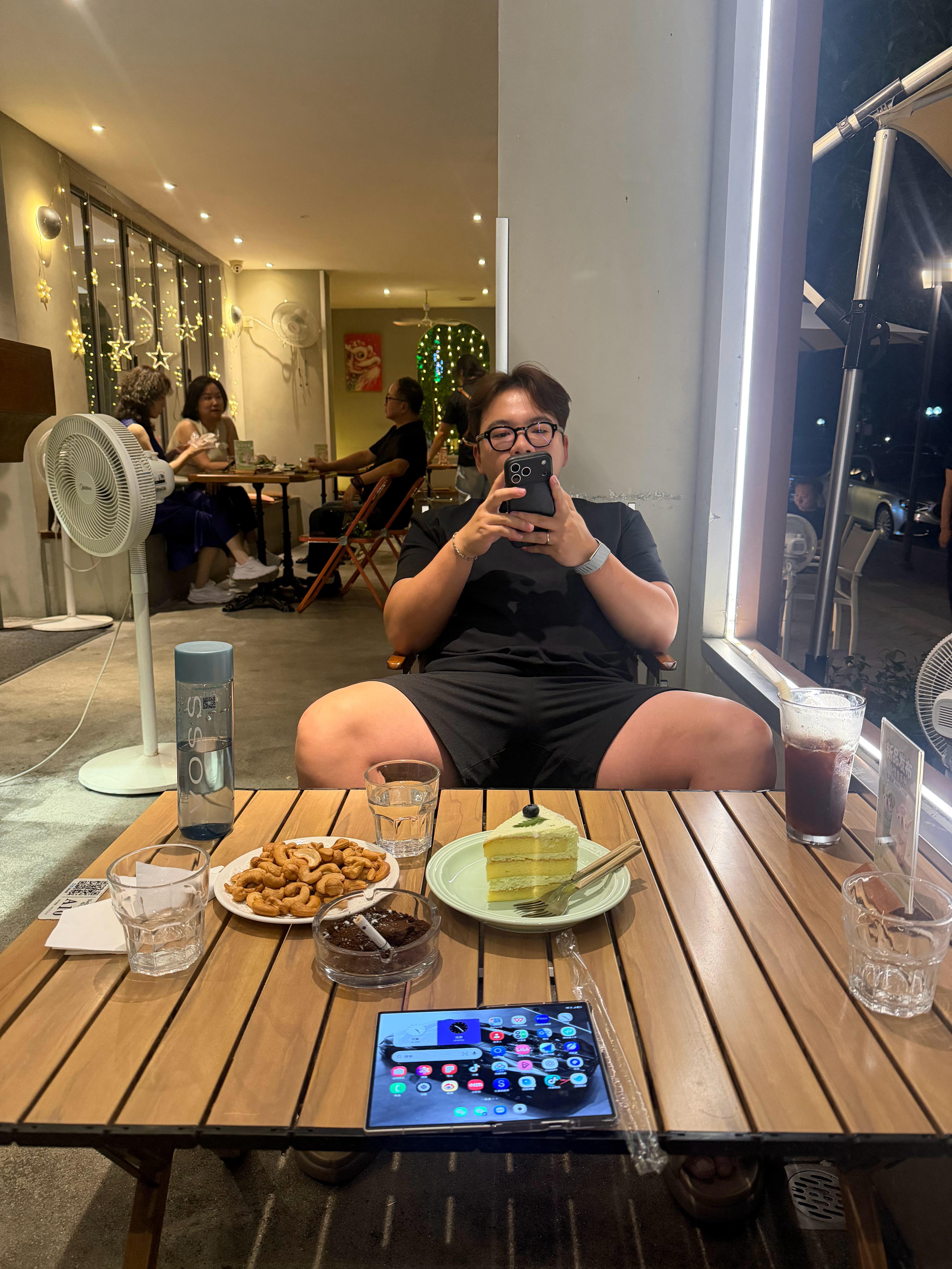腊肠哥也是狠人阿大半夜约我出来，还要吃这个蛋糕[笑着哭]​​​