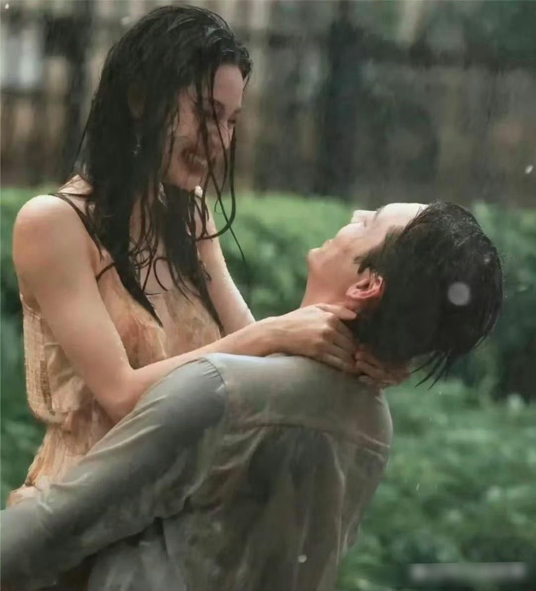 陈伟霆钟楚曦雨中戏份好暧昧，如果你是何穗你能接受老公拍这样的戏吗？​​​