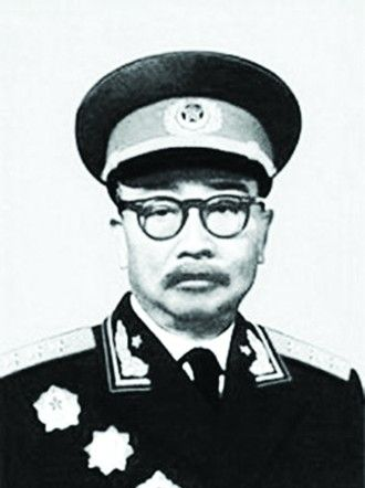 1950年，三野副司令粟裕进京公干，偶遇情报部部长李克农。李部长跑着上前，问：“