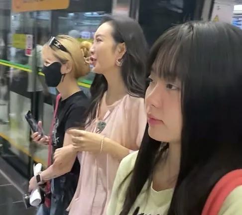 41岁王鸥素颜现身深圳地铁录制节目，自然状态引热议。8月14日，演员王鸥在深圳