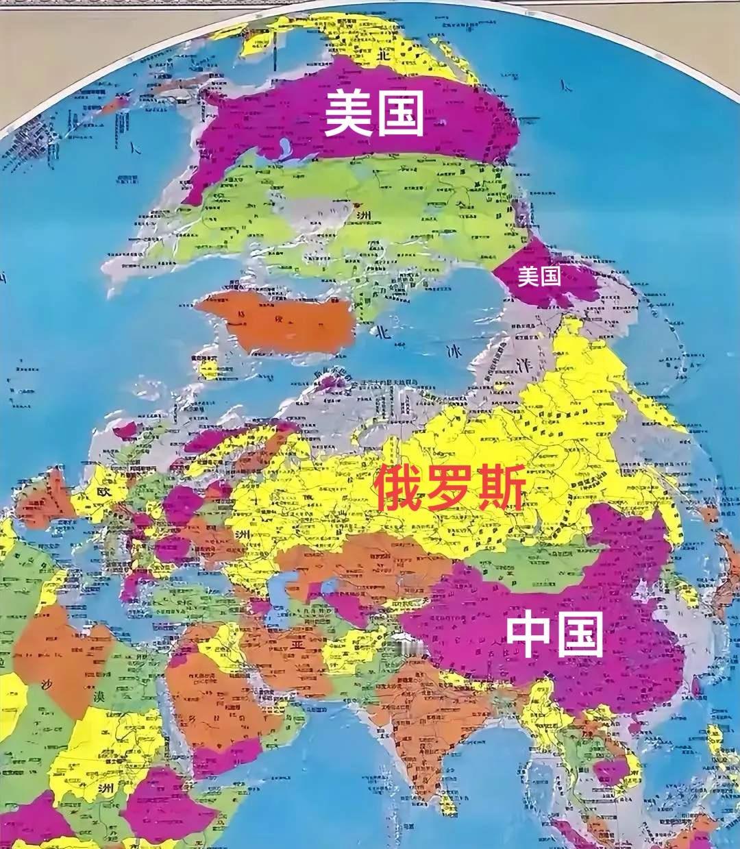 美国与中国之间隔着一个俄罗斯。只有看竖版地图才能发现，其实中美两国的“缓冲地带