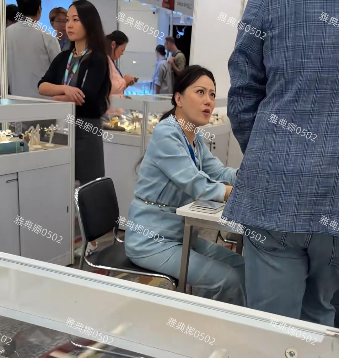 章小蕙怎么了？看表情她很生气很崩溃，一直以知书达理富贵花名媛形象示人的她，很少