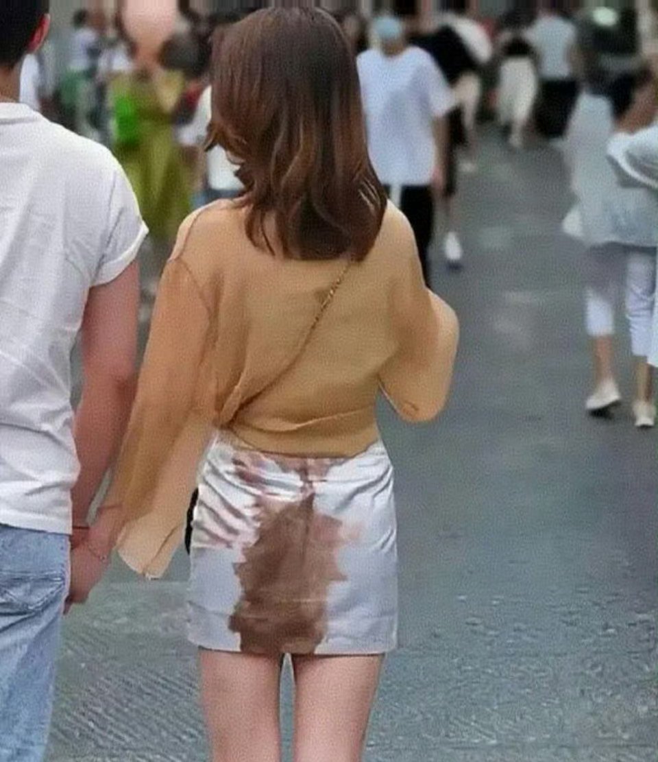 1.3万美元的巴黎世家姨妈裙，大开眼界[捂眼睛]​不懂这设计师的脑回路，你敢穿这种