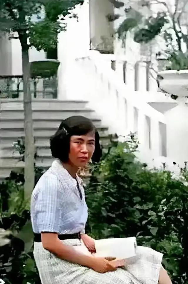 30岁的贺子珍在苏联的样子，并非演员扮演，真实的双枪女将照片里的她面容清瘦，眉