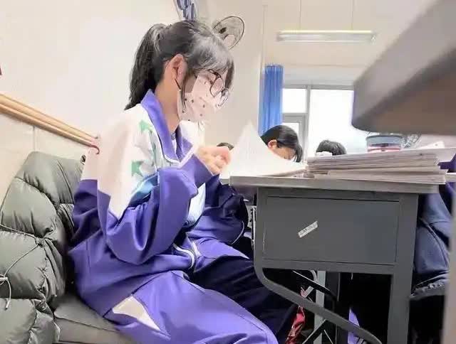 初中女生家长偷拍女儿闺房，将“私密物”发出，遭狂喷：不配当妈一位初中女生的家