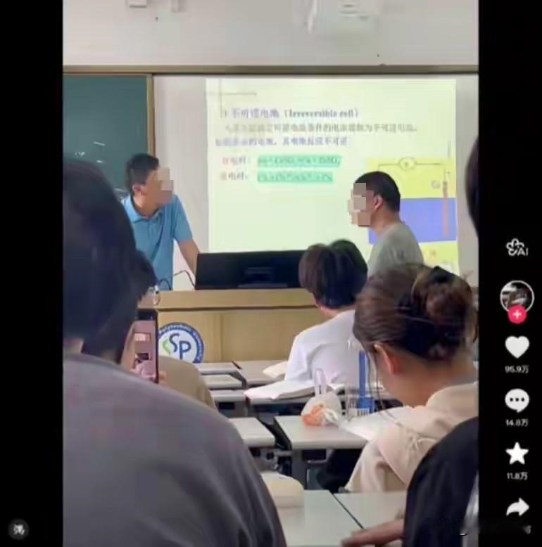 上海，某大学课堂上，老师提醒一男生上课不要睡觉，不曾想，直接惹怒该男生，认为老师