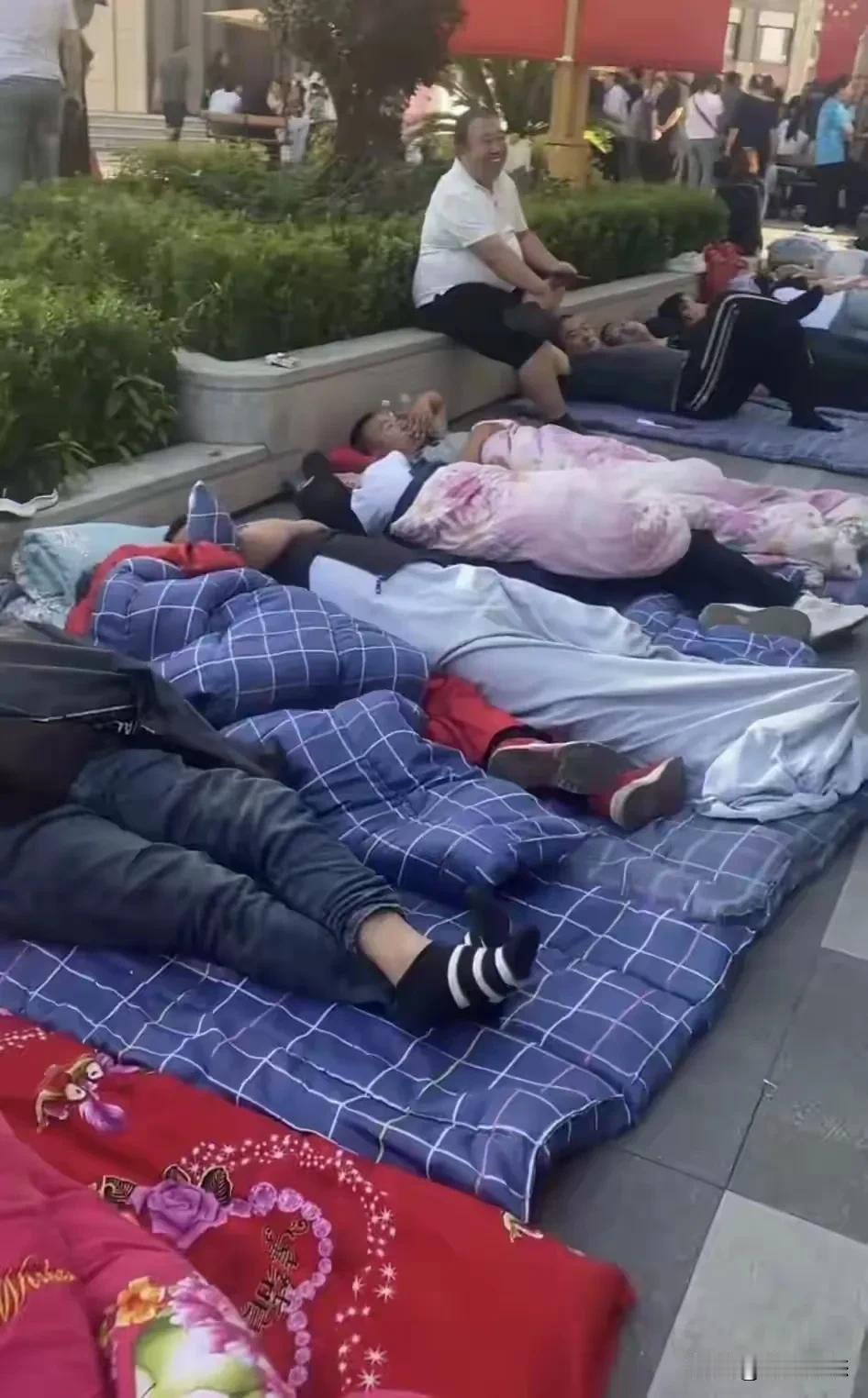 住不起宾馆,一条被子睡大街,吃一顿管一天,有班不去上:这群年轻人的“懒”