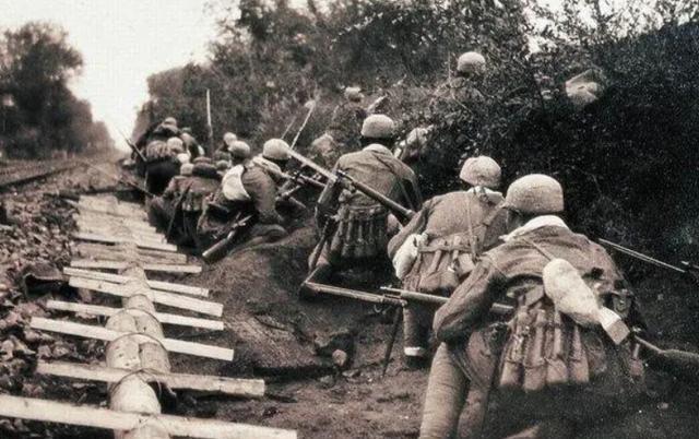 1938年，精疲力尽的新四军2营准备夜宿黄土塘，不料刚进村，就和日军撞个满怀，此