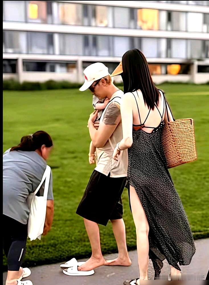 海风起时，阿那亚的镜头抖了。何穗穿着开叉到腿根的碎花裙，露背且材质透光，风一贴