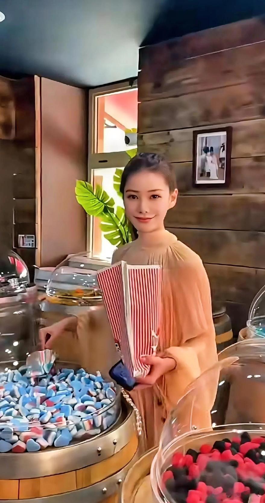 冬日生活打卡季孕气满满的马筱梅，孕气真足啊，妈妈状态棒极了，小生命来得正是时候。