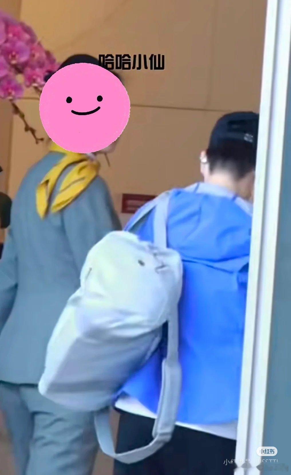 莎莎戴上新耳机🎧啦～​​​