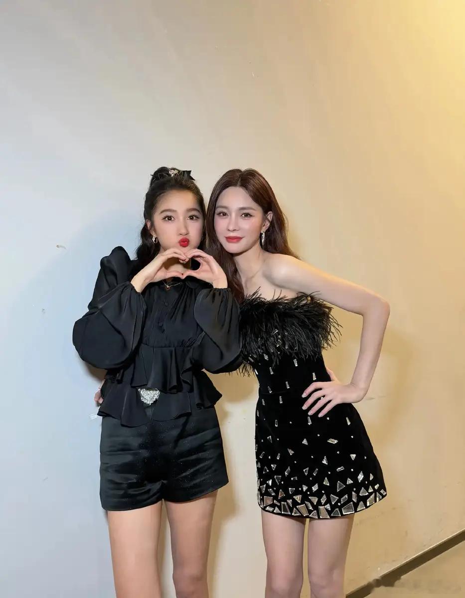 沈梦辰晒与关晓彤何炅王星越合照！笑容甜美心情好近日，沈梦辰在社交平台上晒出与关晓