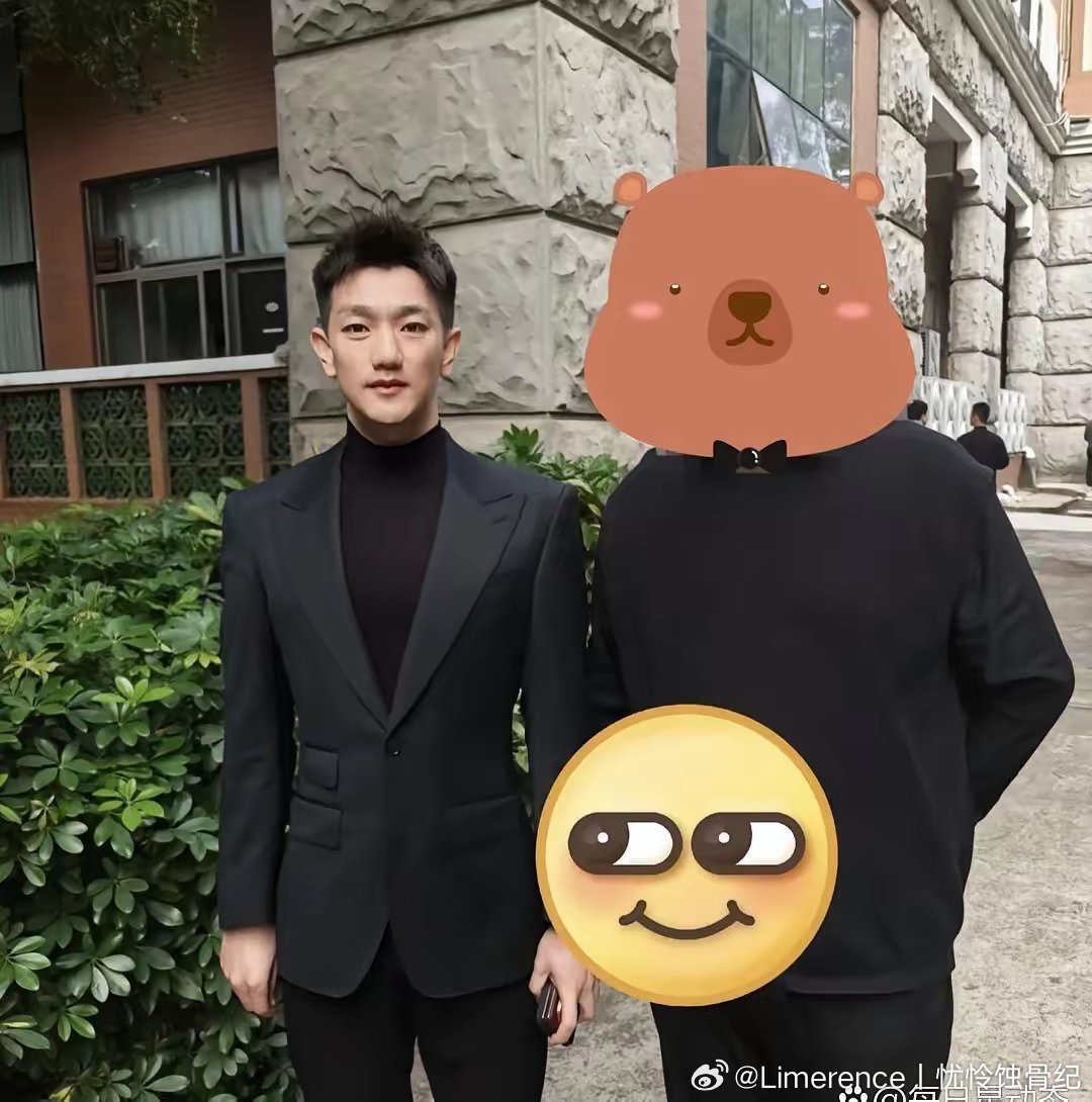 张⁠‏馨予老公何捷的‏上班‏照﻿！一身黑﻿色正装‏，头发⁠剪得﻿干净利落，个头不
