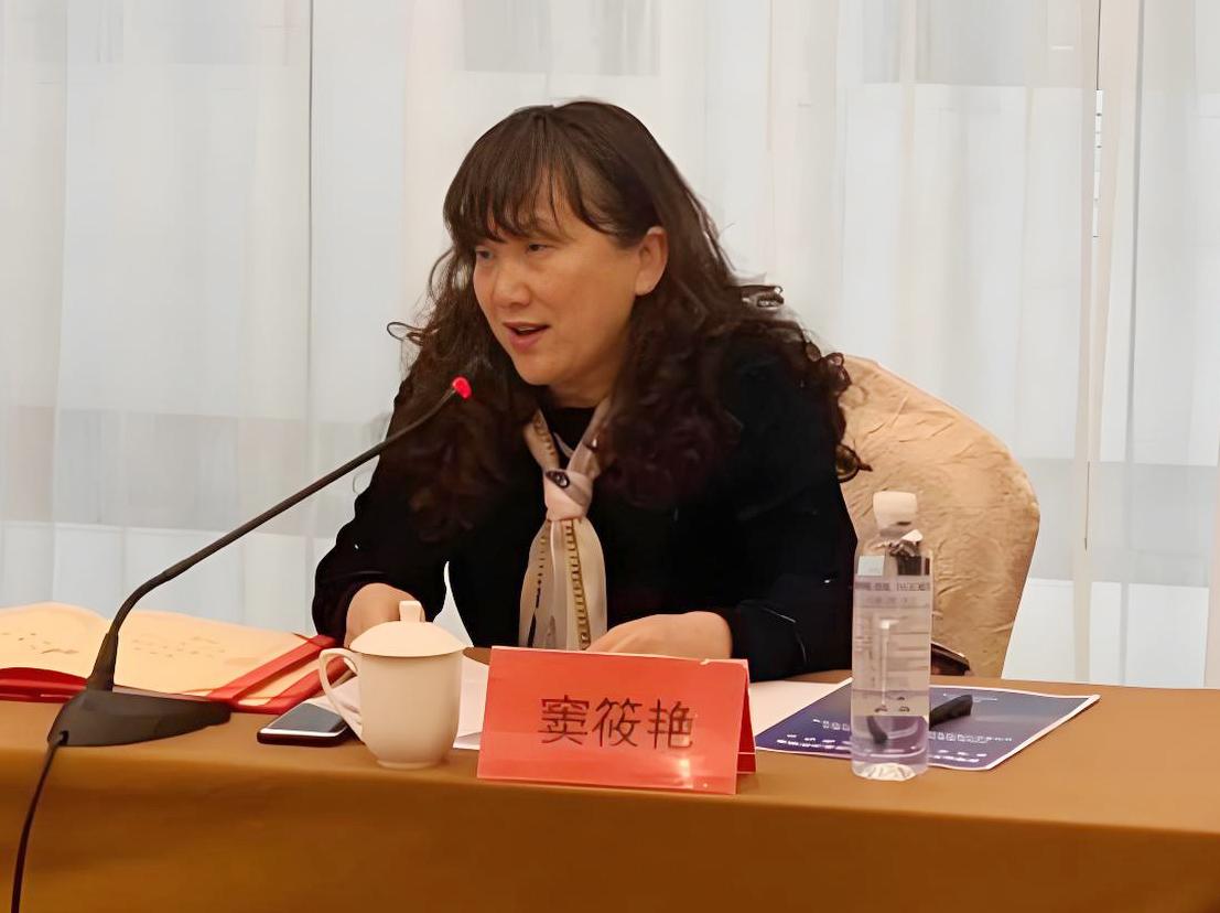 朋友在青海省生态环境监测部门上班，说起他们部门之前的窦主任，语气很是尊敬和崇拜。