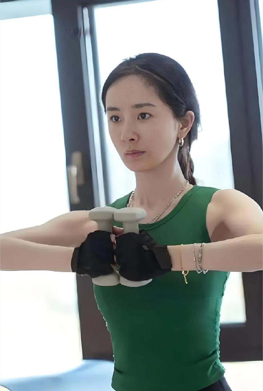 40+杨幂大胆晒素颜生图！告别美颜滤镜，真实状态惊艳全网娱乐圈女星