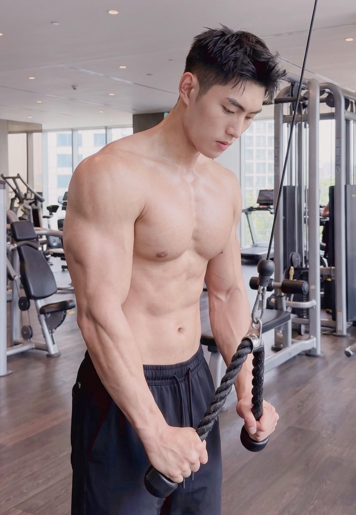 型男帅哥窝健身型男​​​