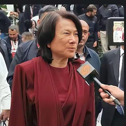 不管是明星还是公众人物不美颜，那张脸显的又老又丑，看视频真人没有这么老，拍照的效