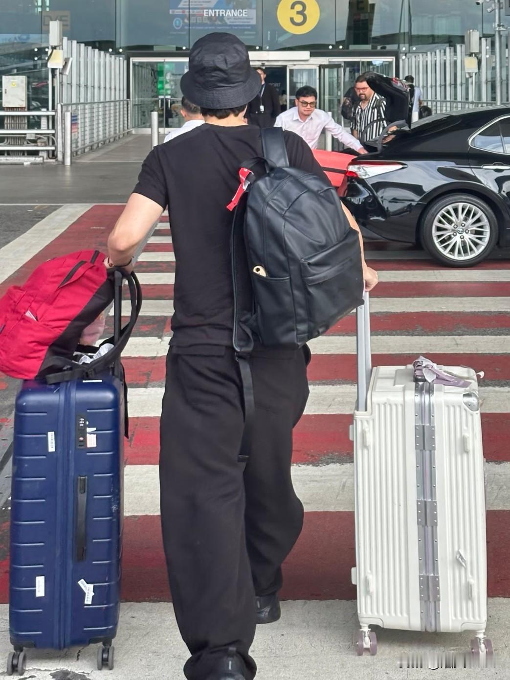 闺蜜男友出差一周，带20几套衣服，一天换三套。鞋子也带了好几双。你要以为他是