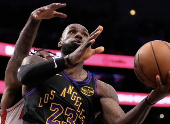 詹姆斯凭什么称霸NBA二十年？这六个字说透了——身高、球商、自律。2米06的