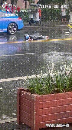 泪目了！四川成都，一场突如其来的车祸中，外卖小哥倒在雨中无人问津，正当所有人都在