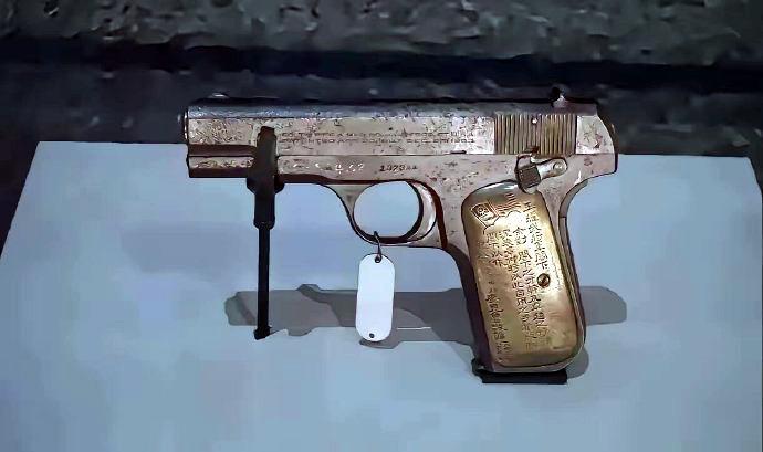 解放战争时期我军将王耀武及他的配枪全部缴获。这把陈列在我国军事博物馆里的手枪正是