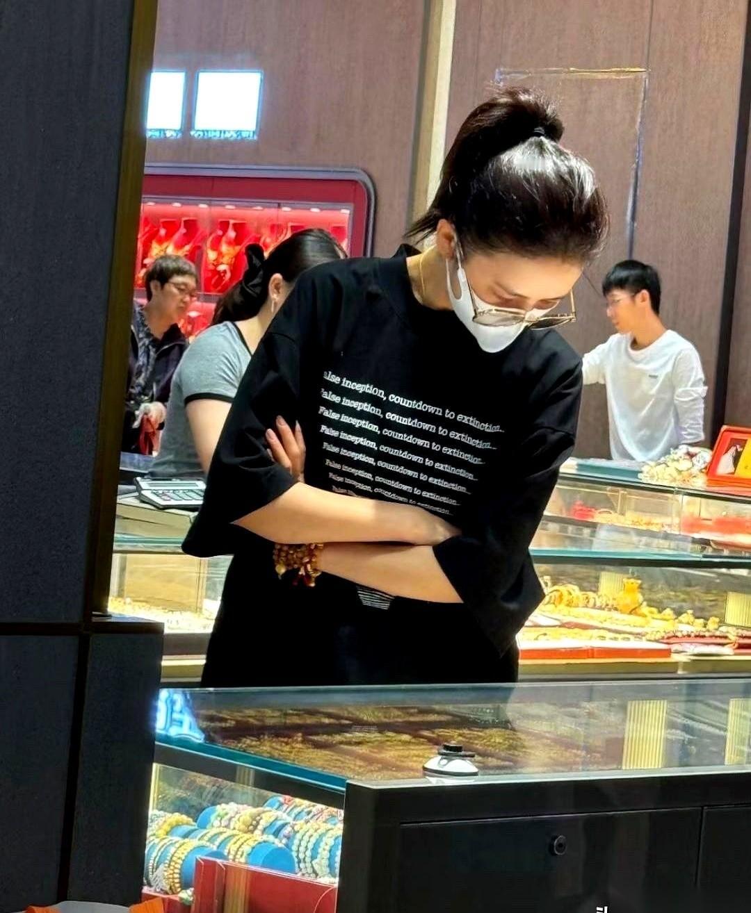 42岁的佟丽娅，一个人，安安静静地在深圳买黄金。没带助理，没搞排场，穿得比路人